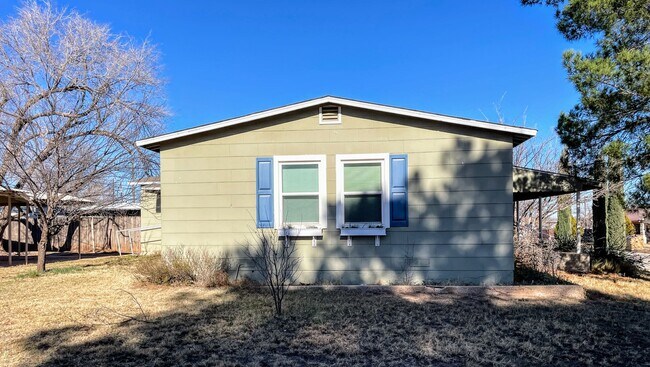 Foto del edificio - Your New Snyder Sanctuary: Modern Updates, Massive Storage & a Cozy Porch