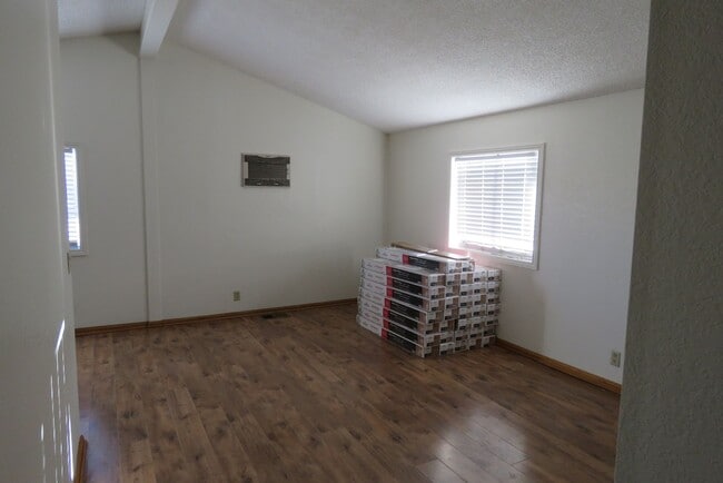 Building Photo - Quiet with Great Views! Available 11/1/25!