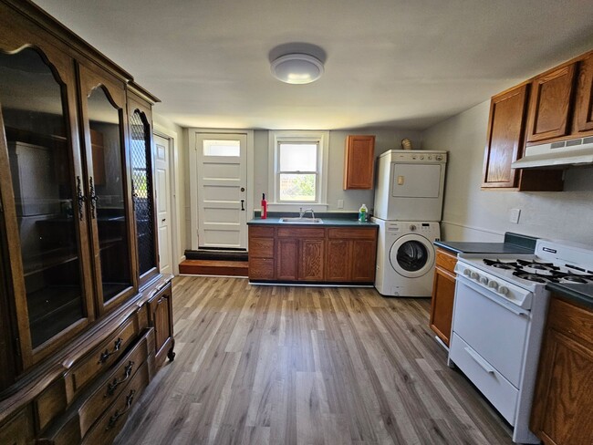 Building Photo - Newly updated 1 bedroom 1 bath apartment f...