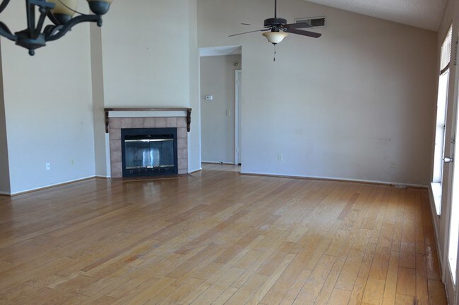Building Photo - 9015 W Hatcher Rd