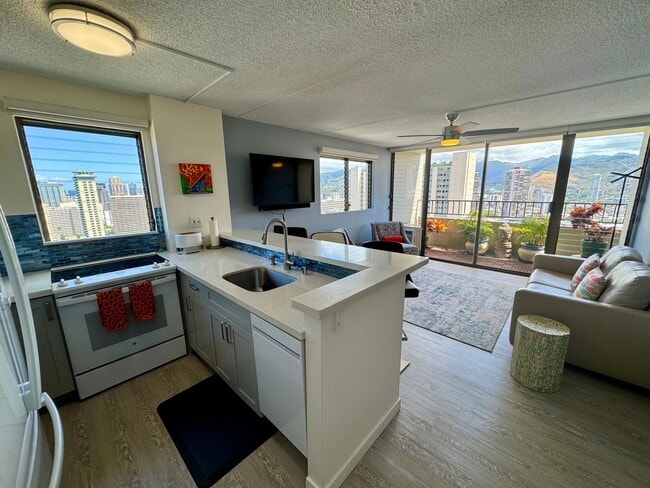 Foto del edificio - Renovated 1 bedroom with 1 parking at Roya...