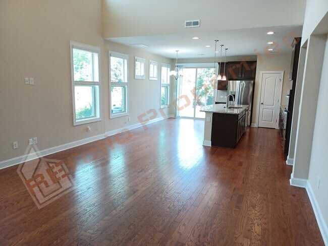 Foto del edificio - Luxury 5 Bedroom, 3 Bath, 2-Car Garage End Unit Townhouse w/1st level Primary Suite + Guest Suite...