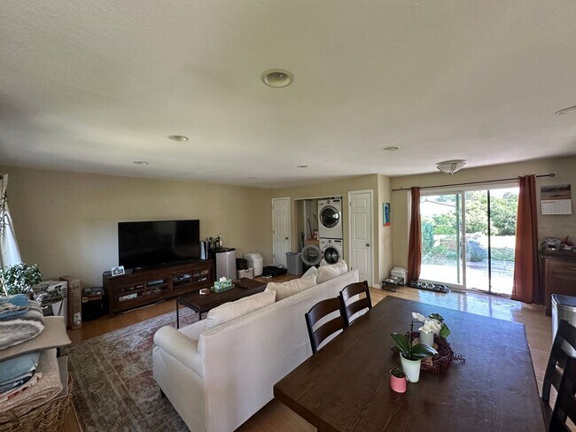 Foto del edificio - Great Location! Charming Ranch in Universi...