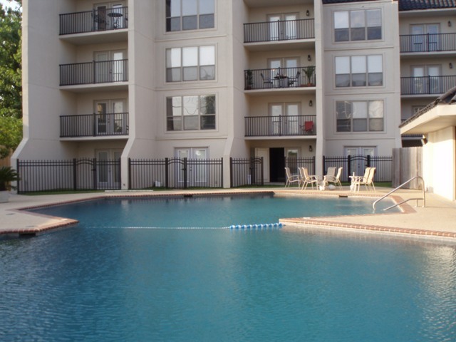 Foto principal - Downtown, gated complex, pool & rec center...