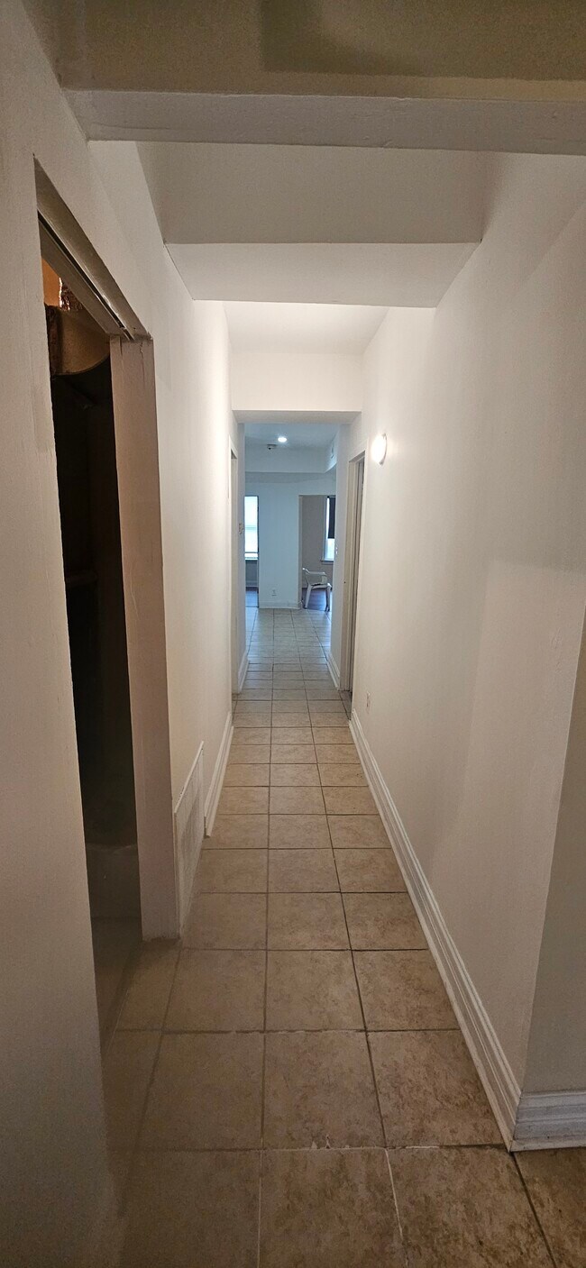 Foto del edificio - 1811 W 63rd St