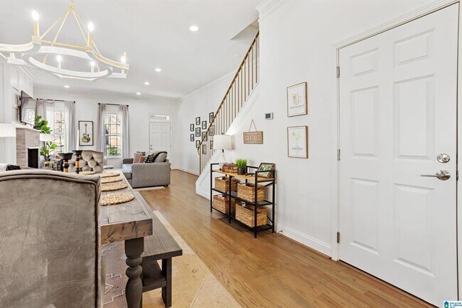 Building Photo - Luxurious 3-Bed Townhouse on Red Mountain