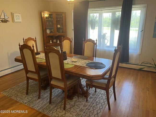 Building Photo - 1727 River Rd