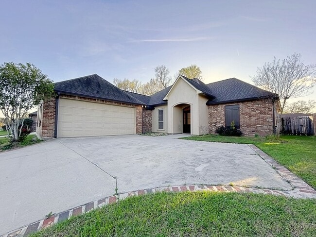 Building Photo - Beautiful Three Bedroom Home with a Split ...