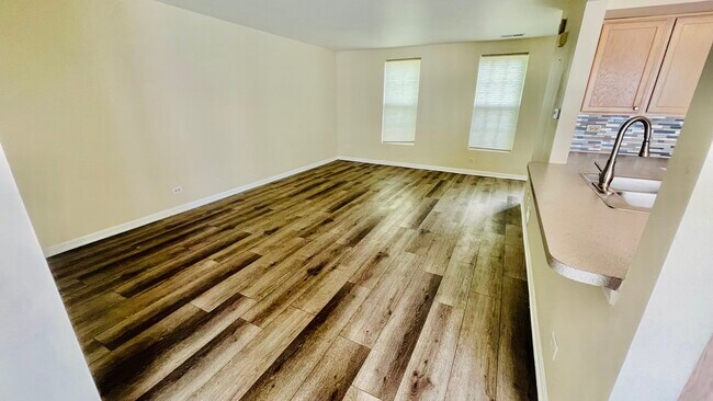 Building Photo - 989 Symphony Dr