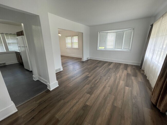 Foto del edificio - 102-104 Morley Pkwy