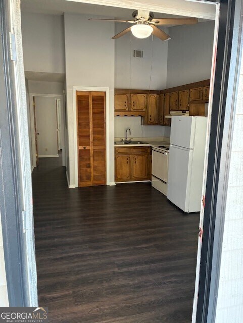 Building Photo - 421 W King Ave