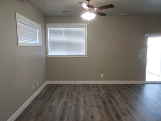 Foto del edificio - Move-In Bonus - Newer town home living in ...