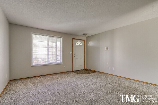 Building Photo - Beautifully Updated 4-Bedroom Home in Batt...