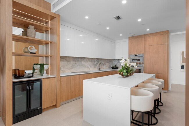 Foto del edificio - 700 NE 24th St