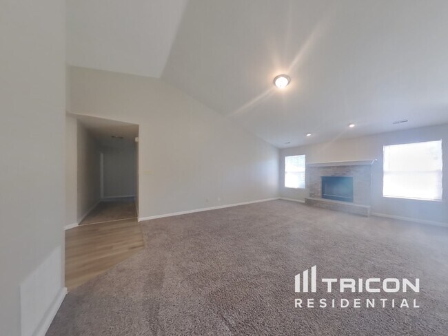 Foto del edificio - 903 Moonlight Ct