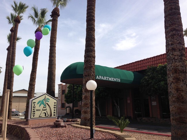 Foto del edificio - 3211 E Pinchot Ave