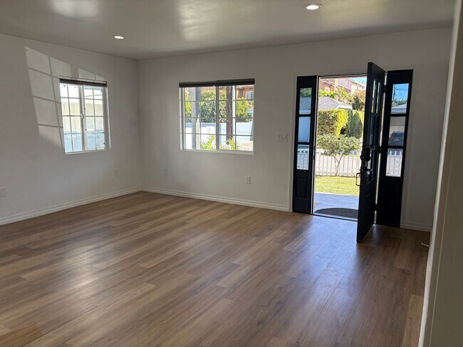 Foto del edificio - 2405 Perkins Ln