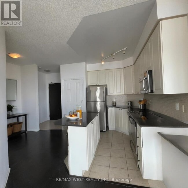 Building Photo - 225-2225 Webb Dr