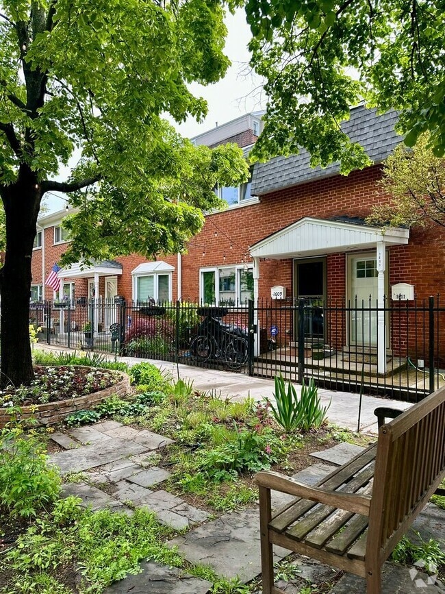 Building Photo - 1609 W Sunnyside Ave