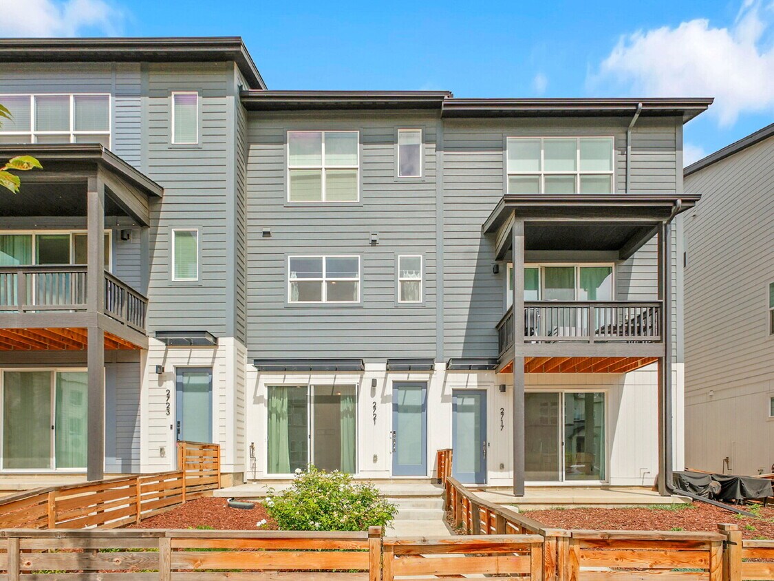 Foto principal - $2,950 - 2 Bed, 2.5 Bath Townhome in Broom...