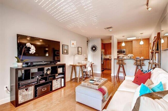 Foto del edificio - 1115 W 10th St