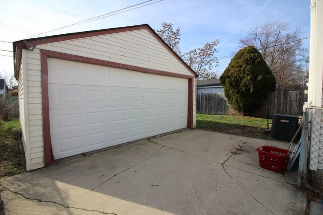 Building Photo - Bungalow Home in Dearborn Heights