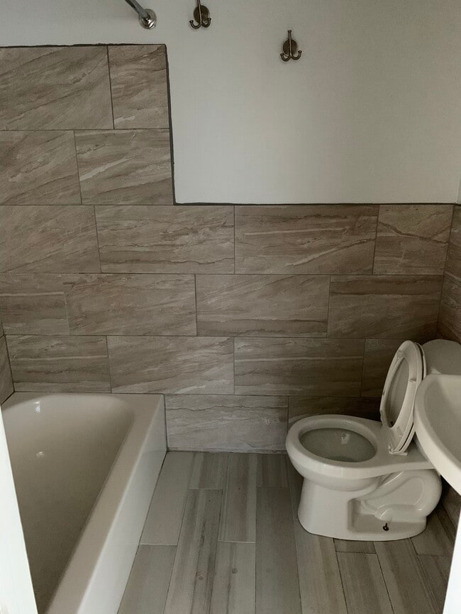 Building Photo - 104 Chester Ave