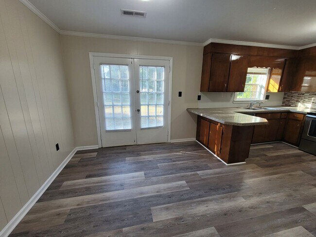 Building Photo - 3 bedroom 2 bath brick ranch in great loaction .