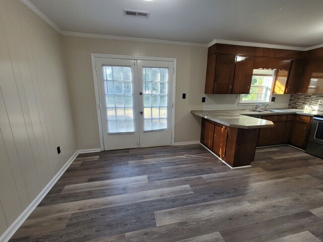 Foto del edificio - 3 bedroom 2 bath brick ranch in great loaction .