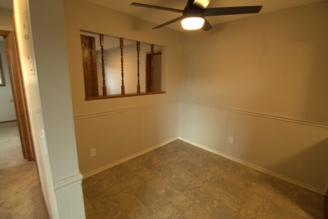 Dinning - 1055 Spencer St S