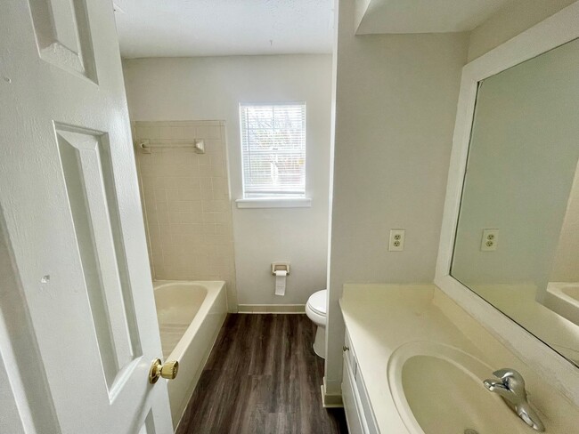 Foto del edificio - 3 Bed Town Home in North East Jackson!