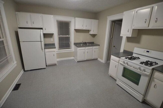 Building Photo - 2184 Bellfield Ave