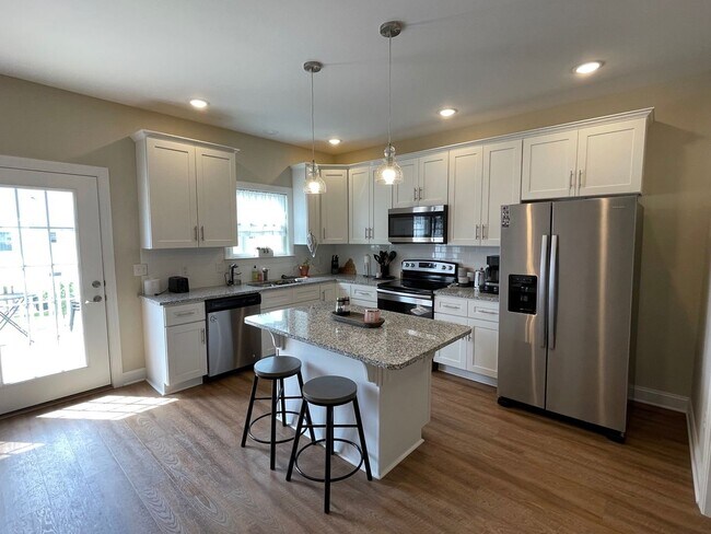 Foto del edificio - Spacious Luxury Townhome! Outstanding Location!