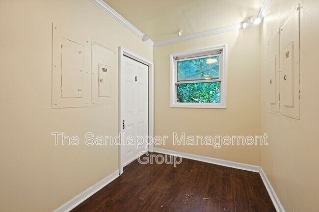 Foto del edificio - 4133-8 St John's Ave