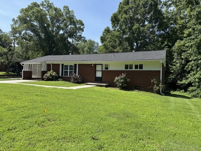 Building Photo - 336 Crestside Dr SE