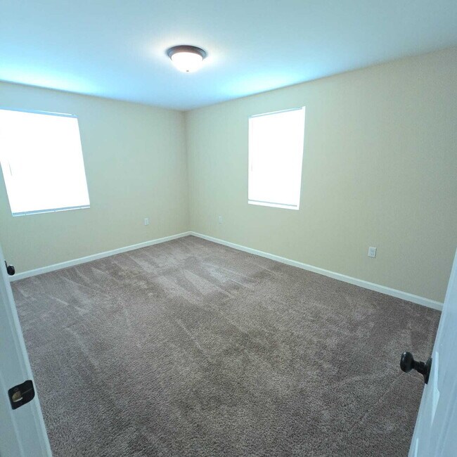 Building Photo - "Charming 2-Bedroom Duplex Retreat in Macon – Your Perfect Home Awaits on Woodard Avenue!"