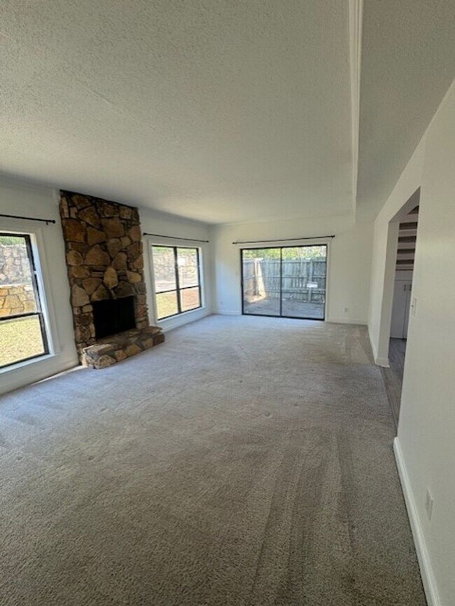 Building Photo - Beautiful Townhouse In Cordova