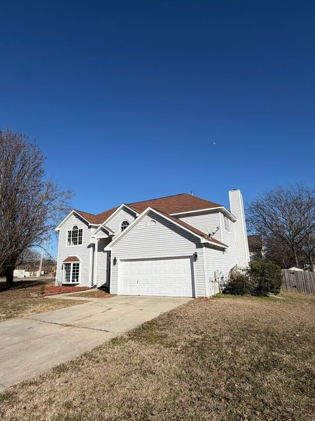 Building Photo - 3 bed | 2.5 bath | 2,630 sq ft