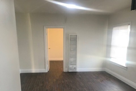 Building Photo - 832 E 20th St