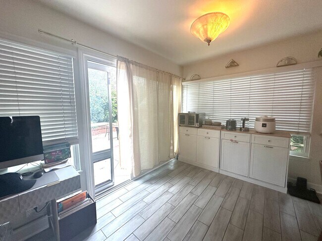 Foto del edificio - Spacious 4-Bedroom Home for Lease in Desir...