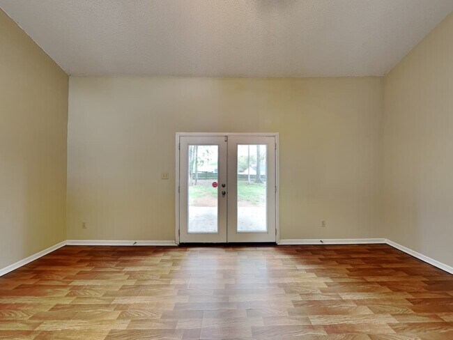 Building Photo - 2225 Sloan Dr
