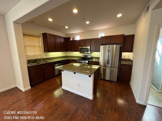 Foto del edificio - Rancho Cucamonga 3 bedroom Townhouse