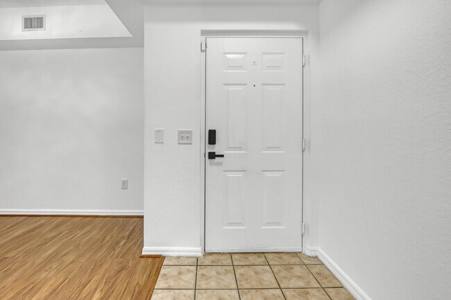 Building Photo - 340 Crestwood Cir