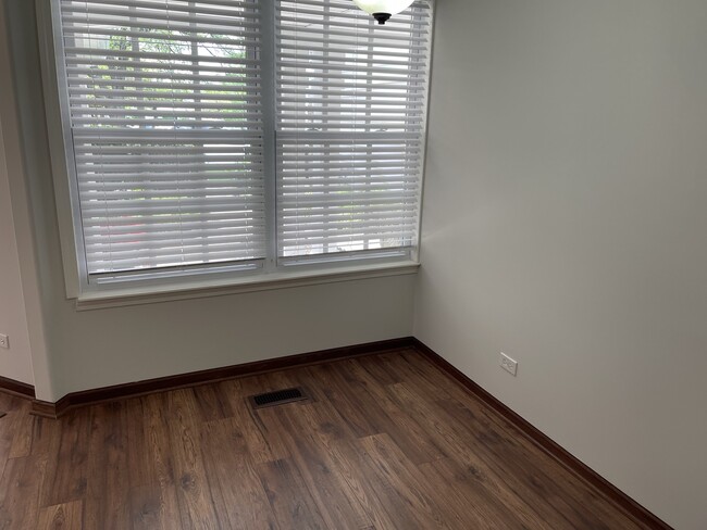 Building Photo - 883 Brompton Ct