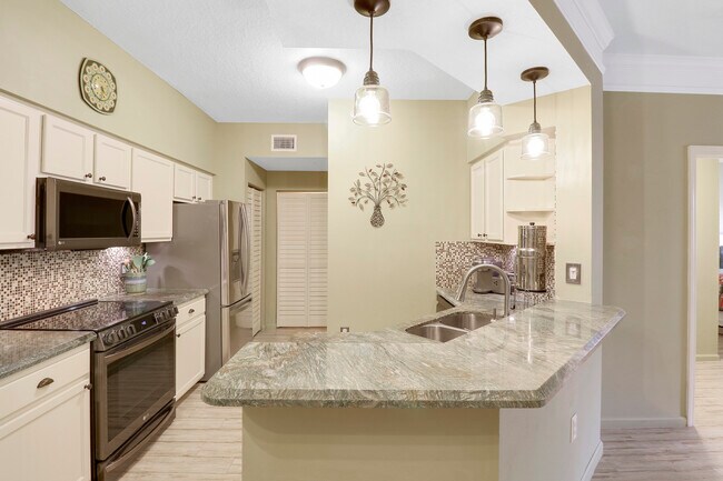 Building Photo - 10103 Myrtlewood Cir W