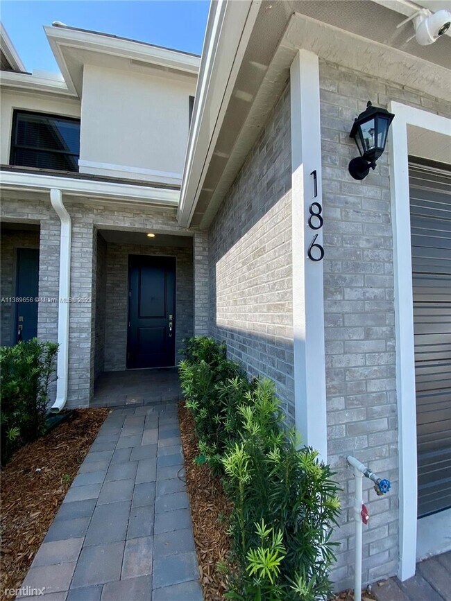 Building Photo - 3 br, 2.5 bath House - 186 SE 5th Ct # 186