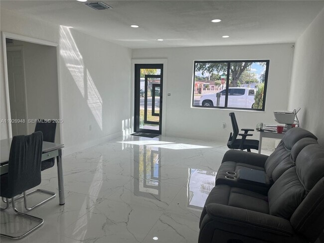 Foto del edificio - 3441 NW 208th St