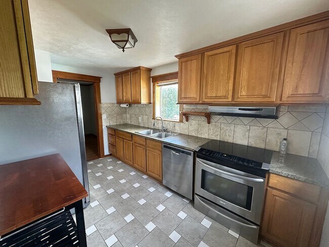 Foto del edificio - Ideally Located and Updated 4 Bed 2 Bath Fully-Fenced Home w/ Detached Garage/Shop!
