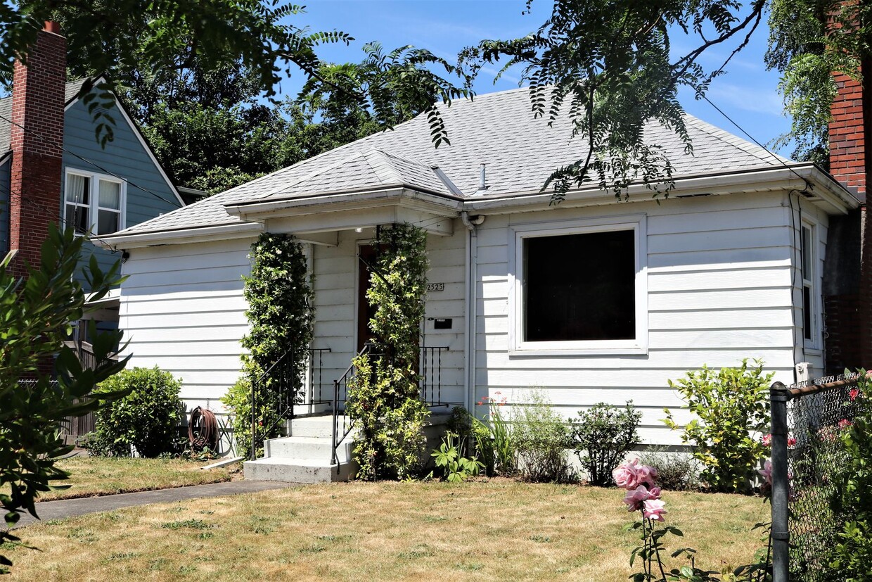 Primary Photo - 3/1.5 Bungalow at historic Kenton Park!