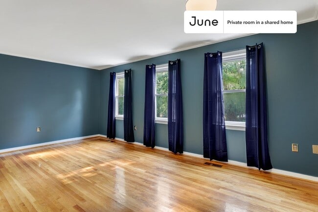 Building Photo - Room in Shared 7 bed/4 bath home